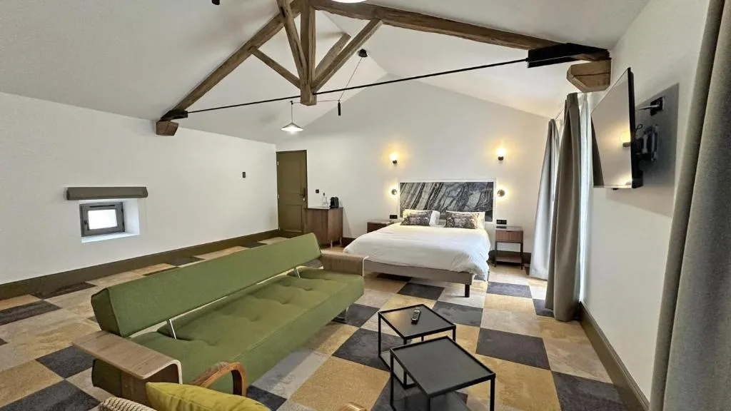 Manoir des Perrières à Rochechouart, photo 2