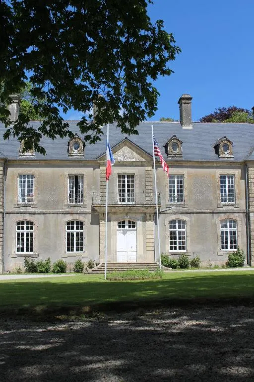 Château de Grandval, château à Neuville-au-Plain