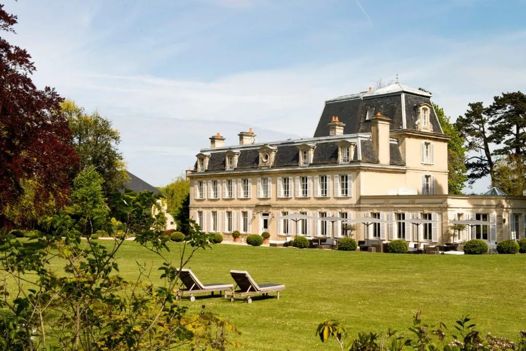 Château La Chenevière, château à Commes