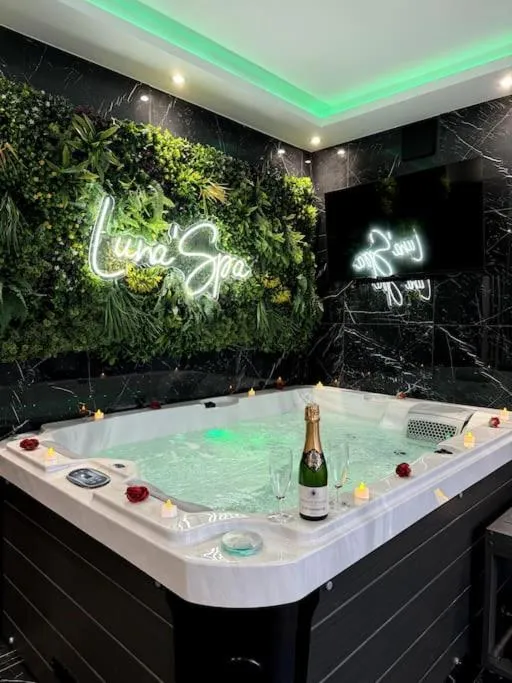 Love Room Luna Spa, love room à Saint-Ouen-l'Aumône