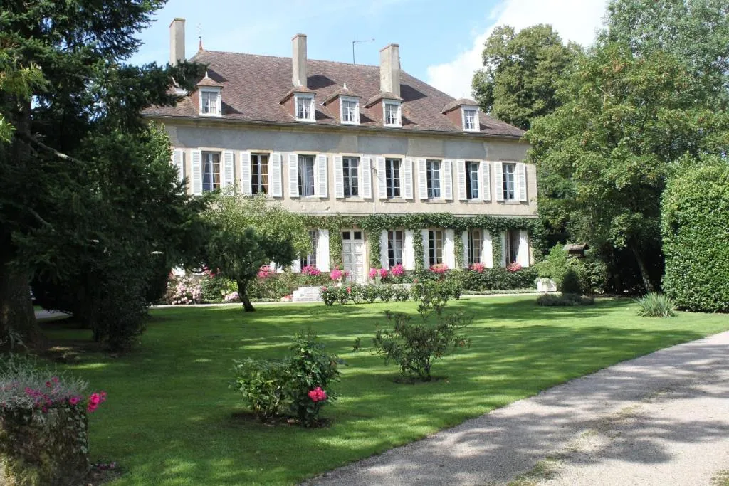 Château de Longeville, château à Deux-Chaises