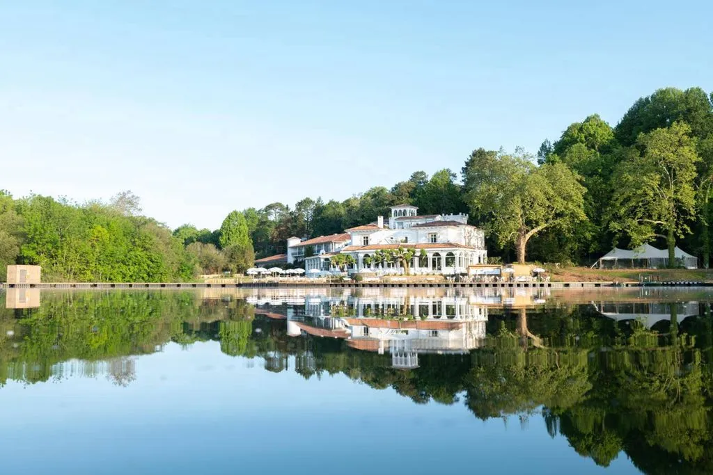 Brindos Lac & Château, château à Anglet