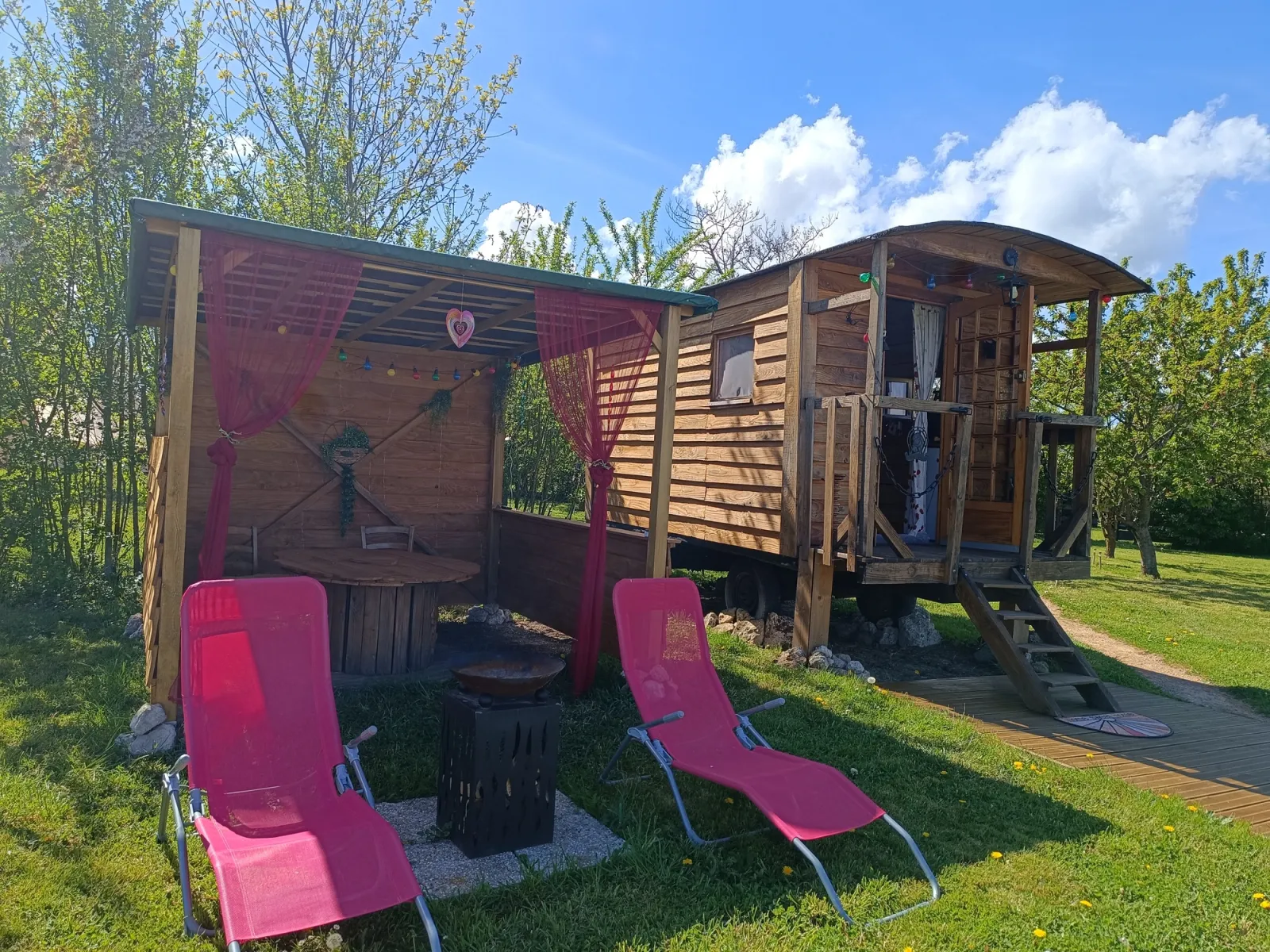 Roulotte romantique du verger, roulotte à Boucé