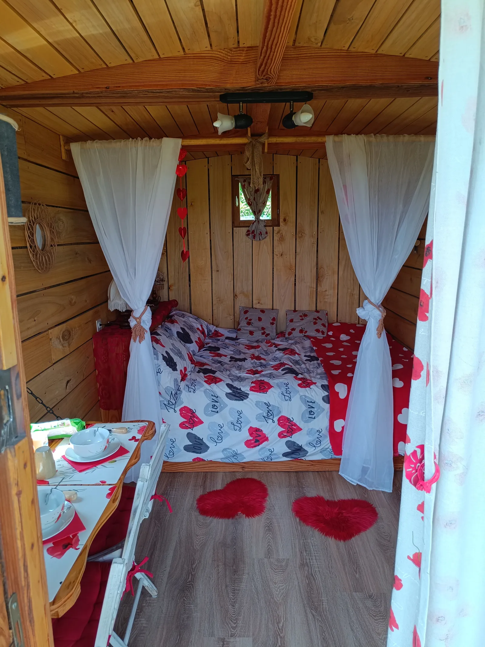 Roulotte romantique du verger à Boucé, photo 2