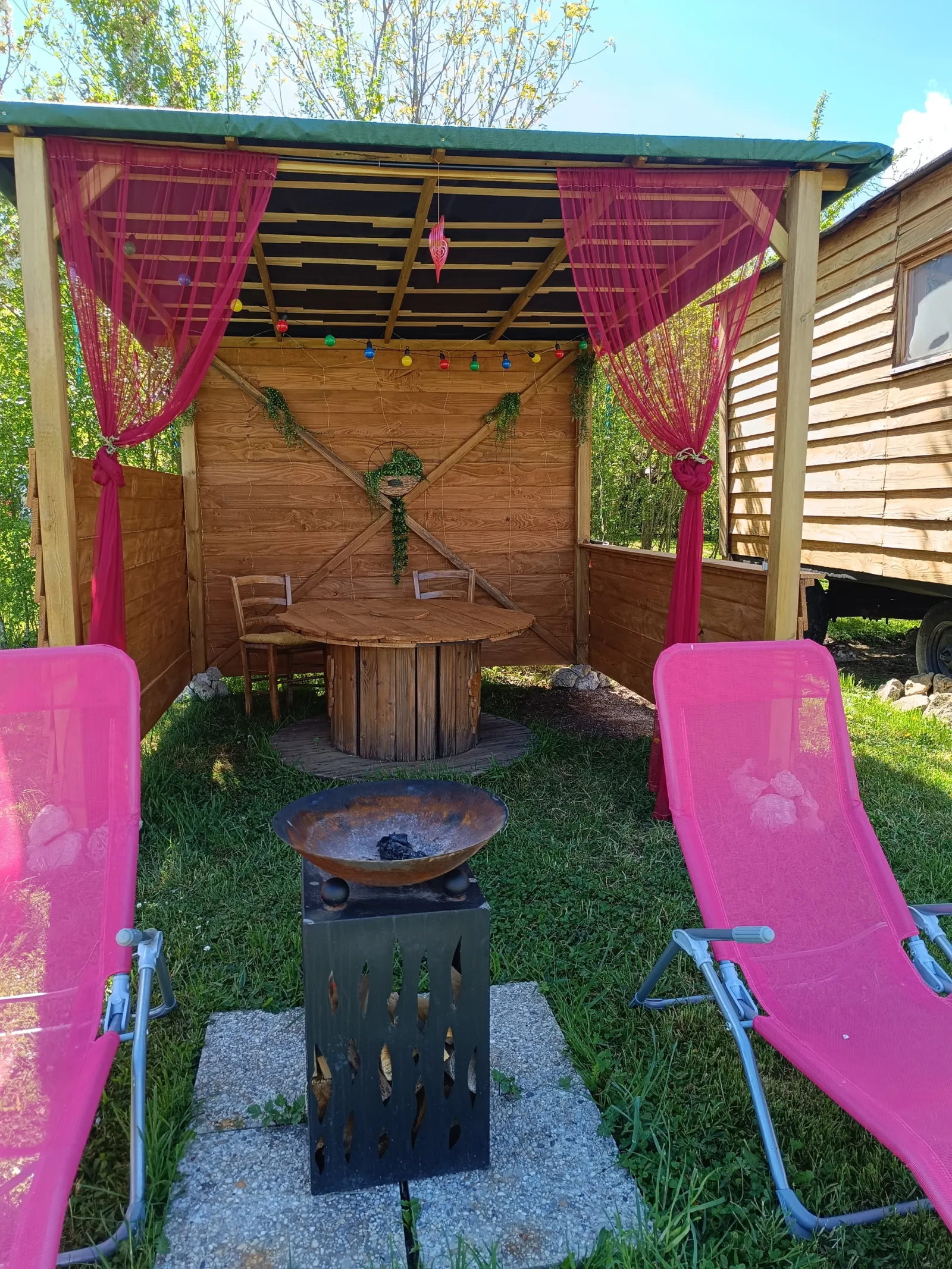 Roulotte romantique du verger à Boucé, photo 7
