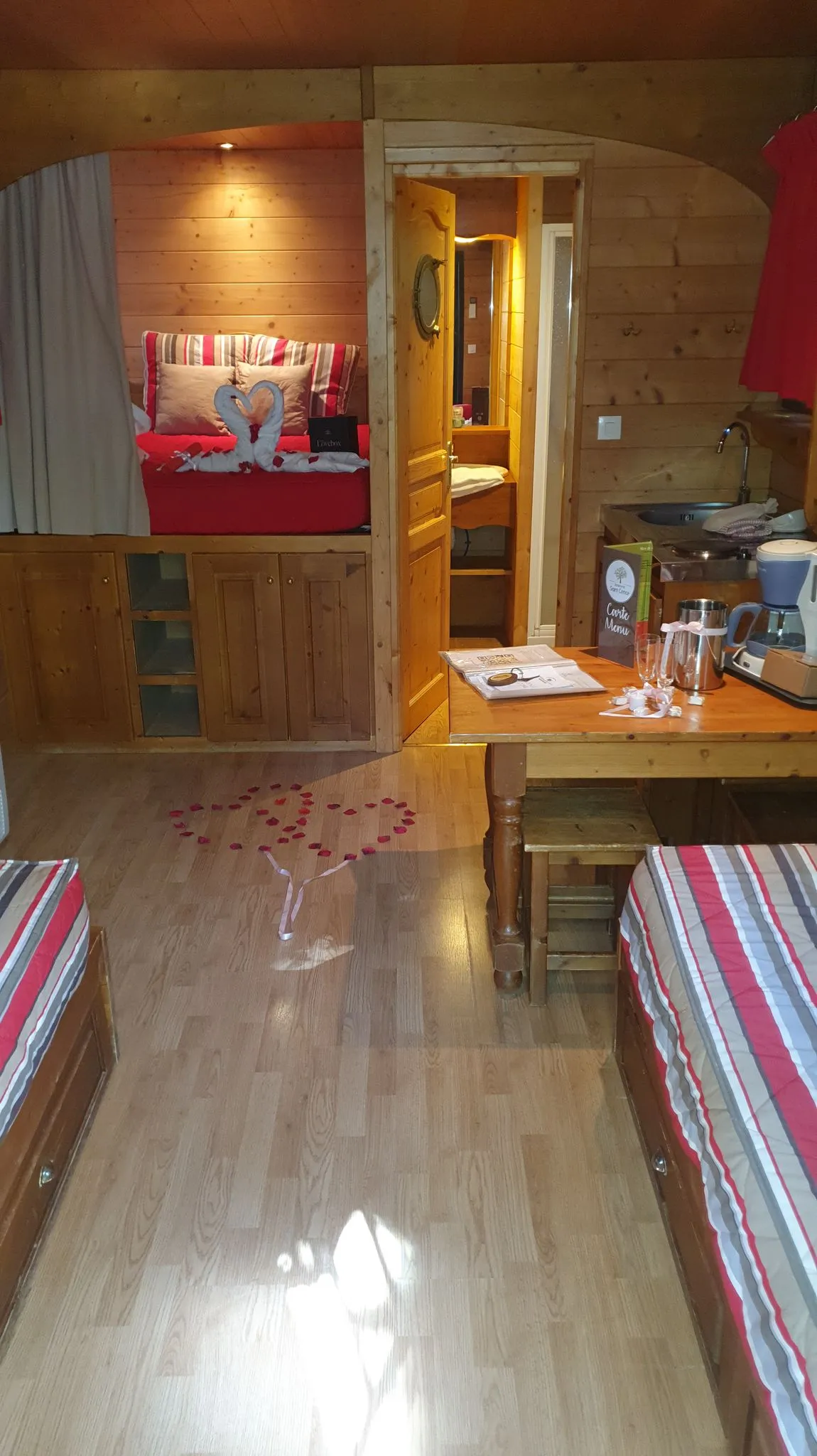 Roulotte Nuit d'Amour à Vogüé, photo 6