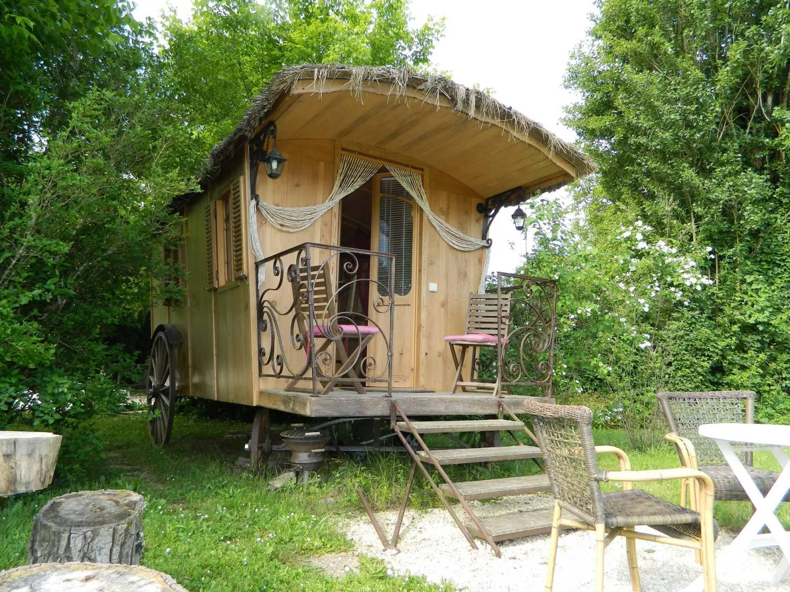 La Roulotte Tzigane du Coustaty, roulotte à Saint-Vincent-de-Cosse
