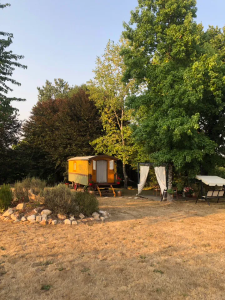 La Chouette des Granges, roulotte à Les Salles-Lavauguyon