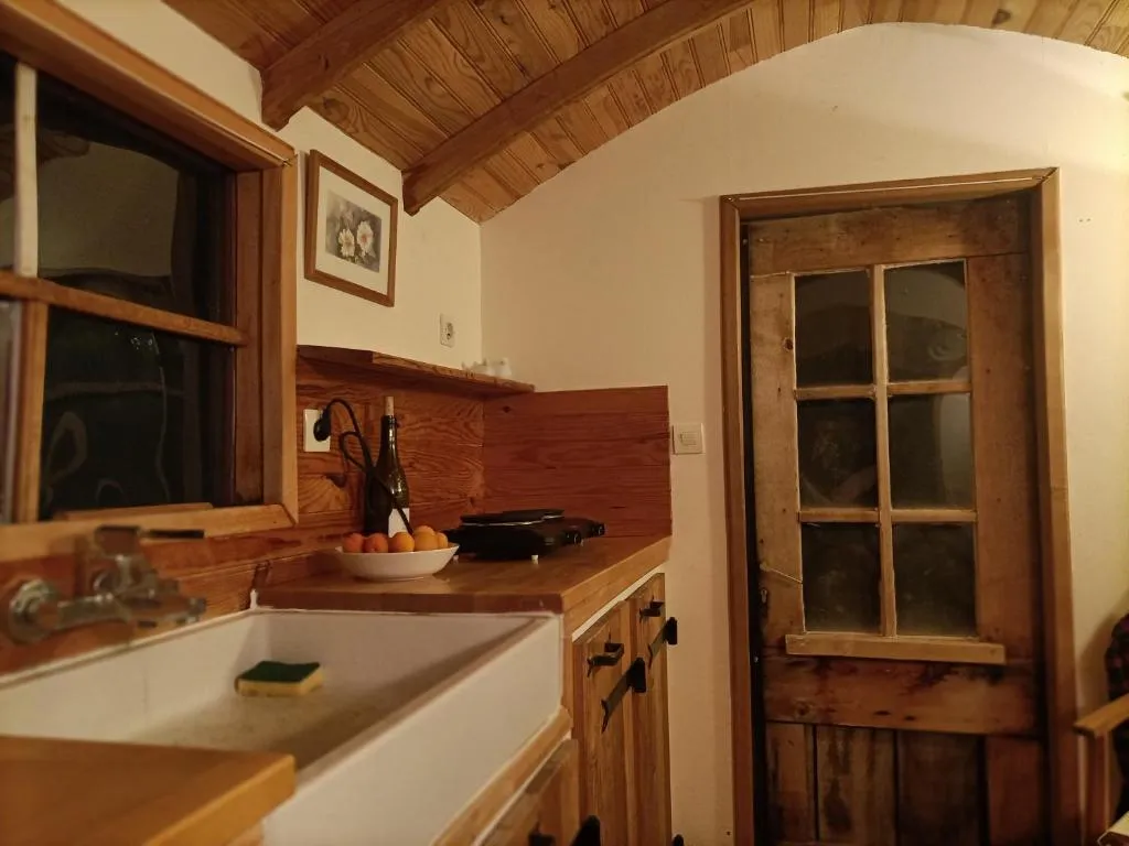 Petite roulotte en bois à Dettey, photo 3