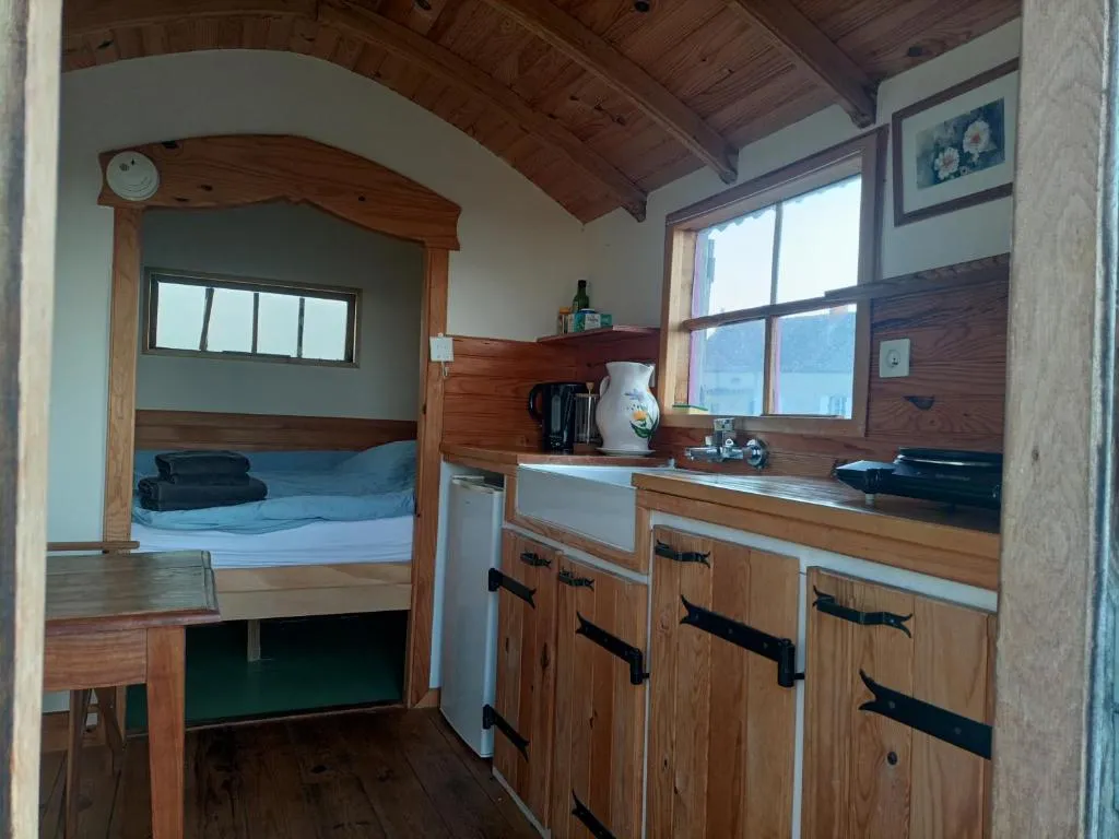 Petite roulotte en bois à Dettey, photo 4
