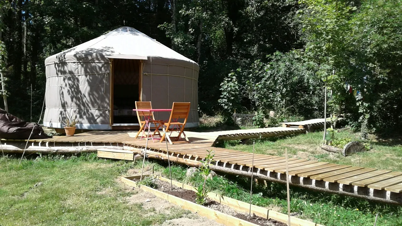 Yourte et Verdure à Treignat, photo 2