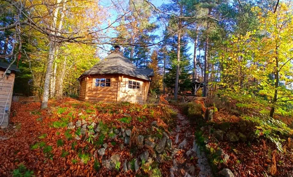 Kota de la Roche aux Fées, cabane à Lapte