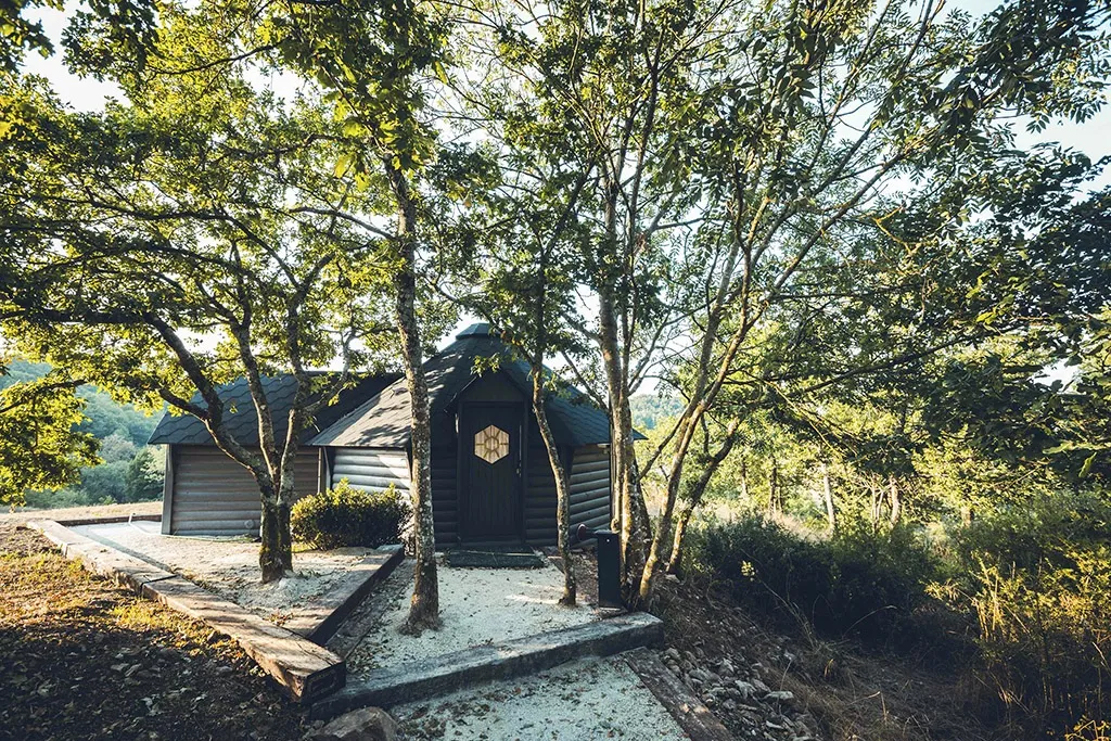 Kota du Bon Air Club, cabane à Saint-Léonard-des-Bois
