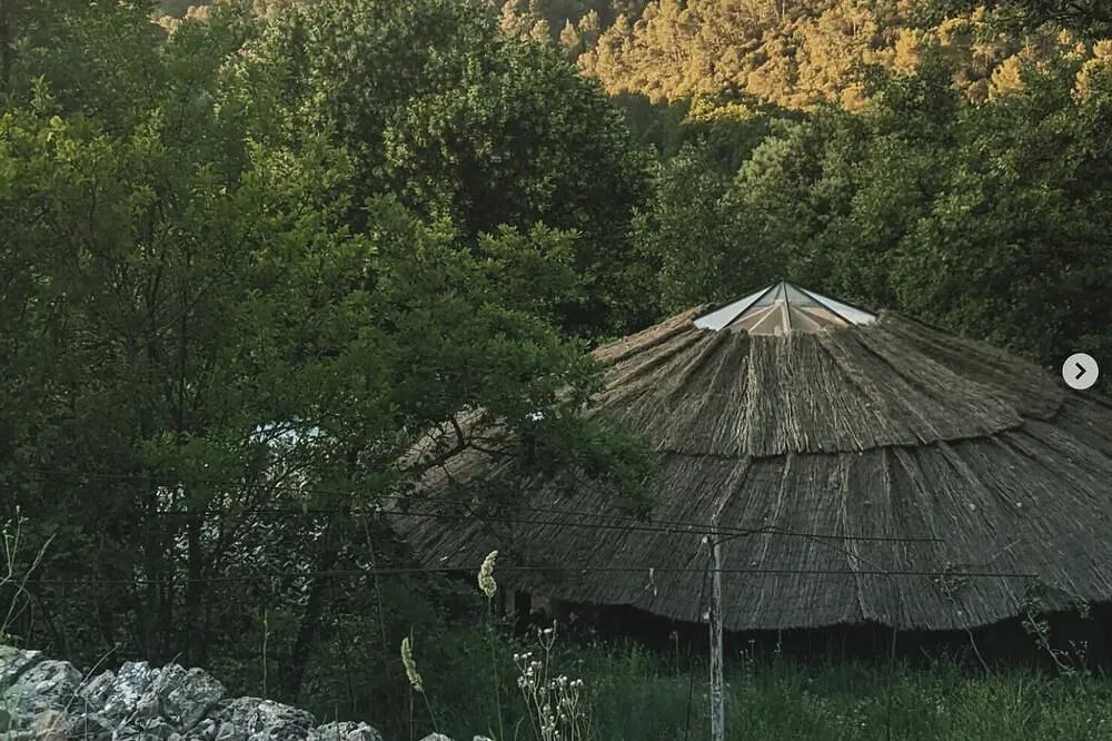 Cabayourte de La Mauvaise Herbe, yourte à Barjols