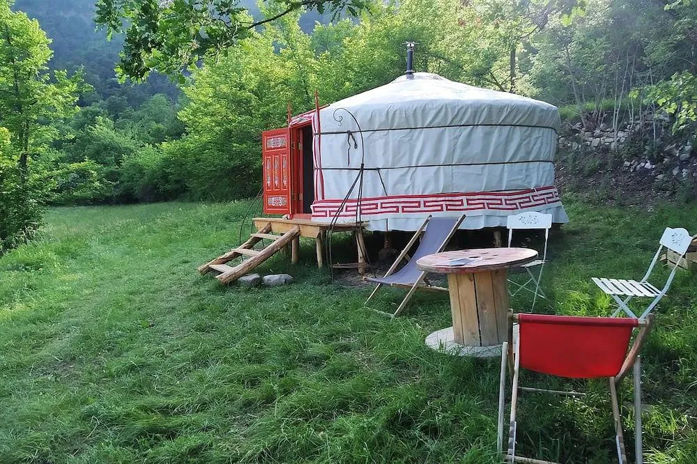 Yourte entre forêt et prairie à Braux, photo 7