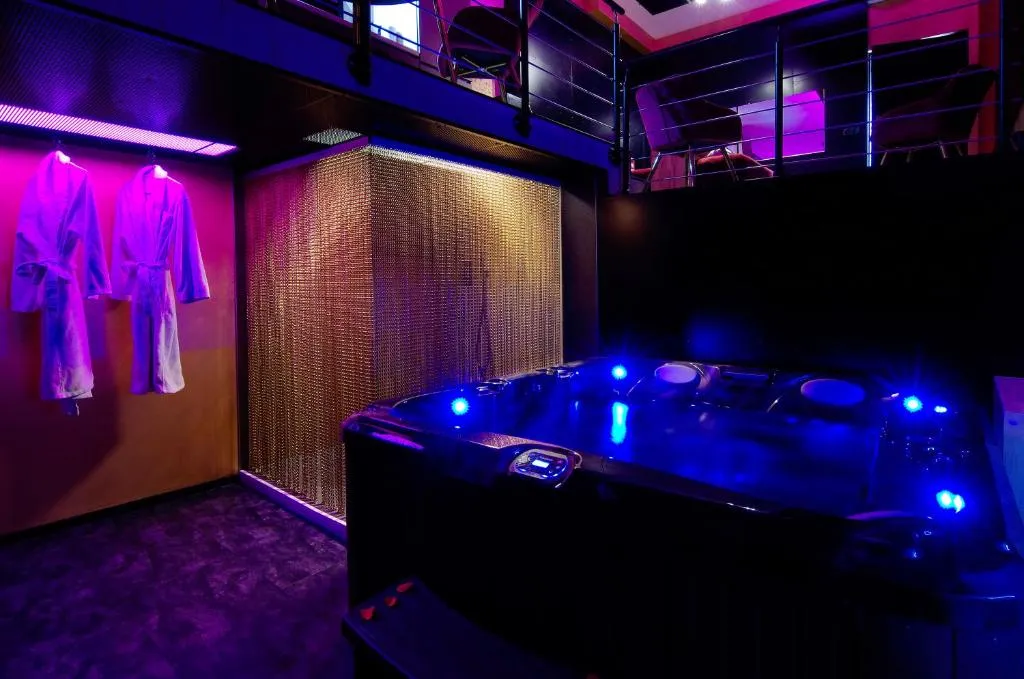 Empire Chic et Glam, love room à Bordeaux