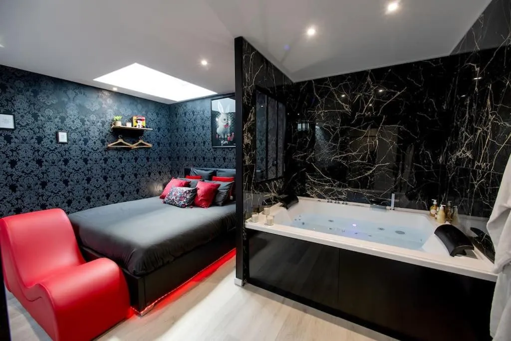 Love Room Jacuzzi de Virvée à Val de Virvée, photo 4