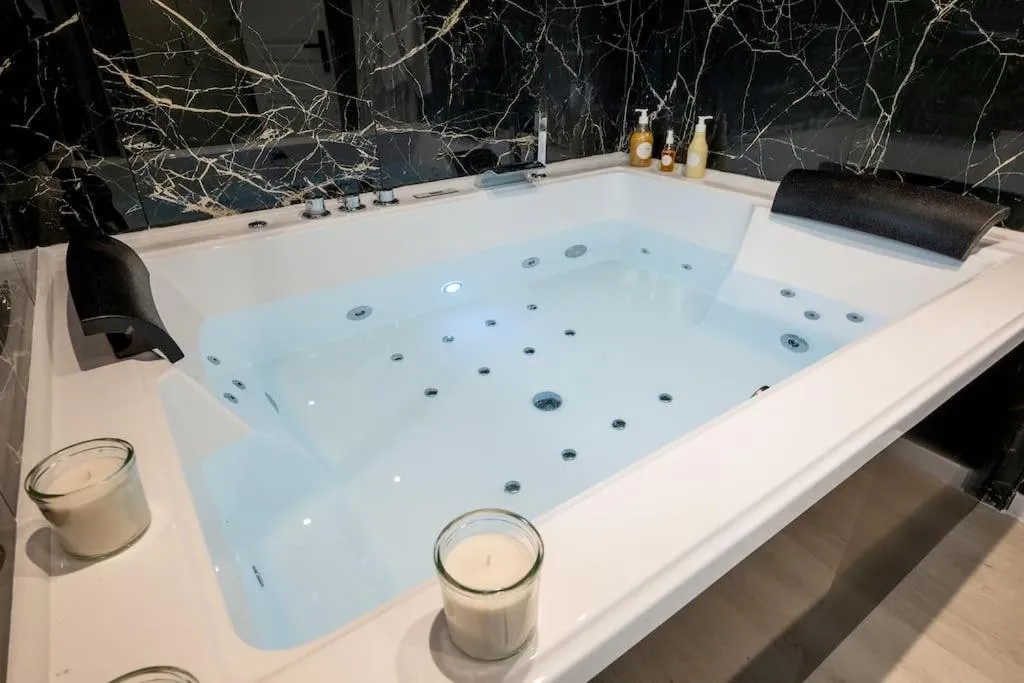 Love Room Jacuzzi de Virvée à Val de Virvée, photo 6