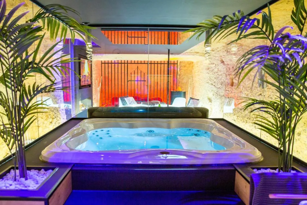 OMIRA Tours, love room à Tours