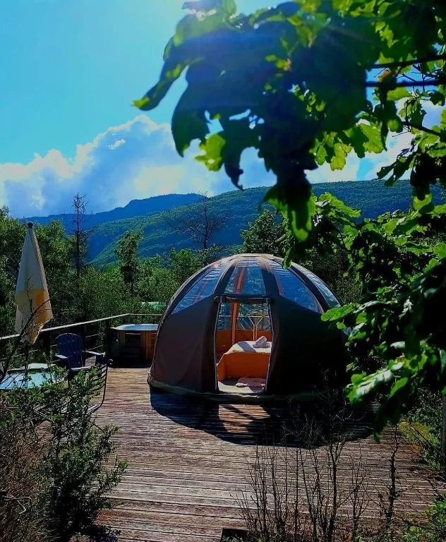 Bulle en bois sous les étoiles, bulle à Champfromier