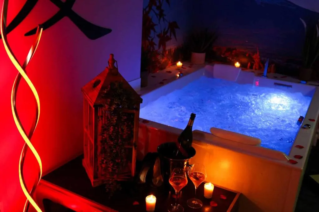 Le Jade Rouge, love room à Barenton