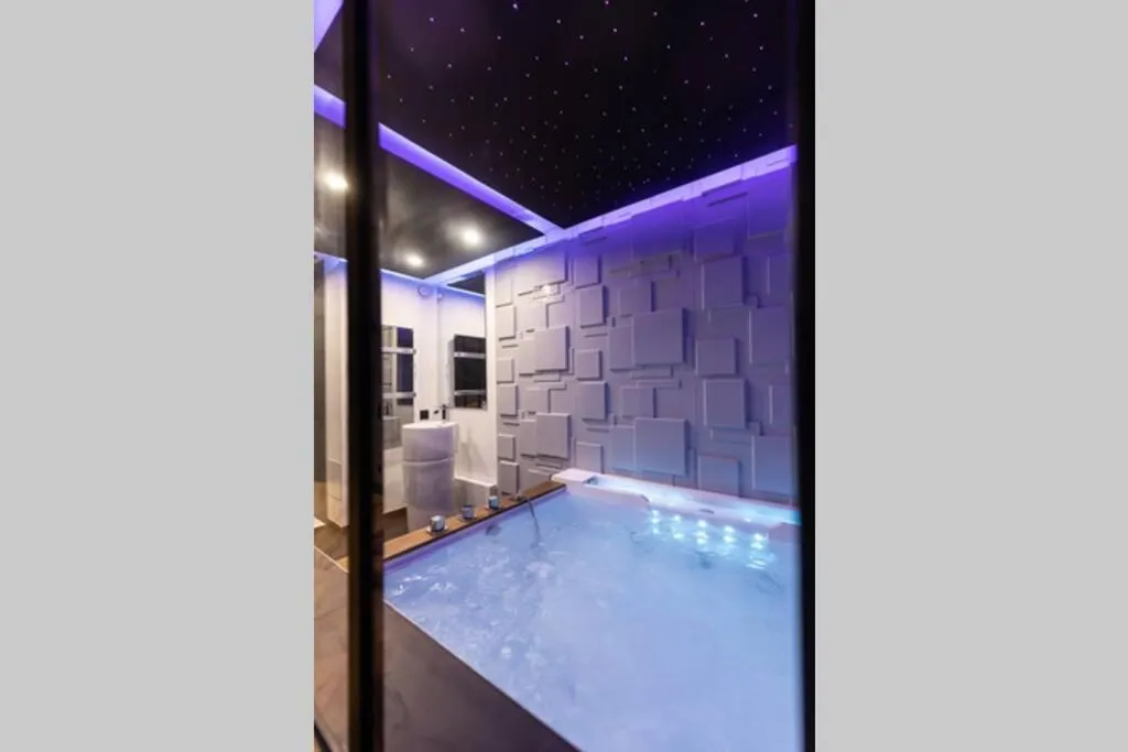 Love Room Jacuzzi du Centre à Metz, photo 4