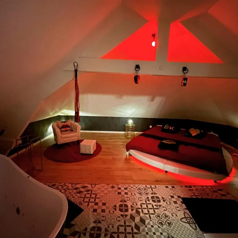 Redroom Loveroom à Douchy-les-Mines, photo 2