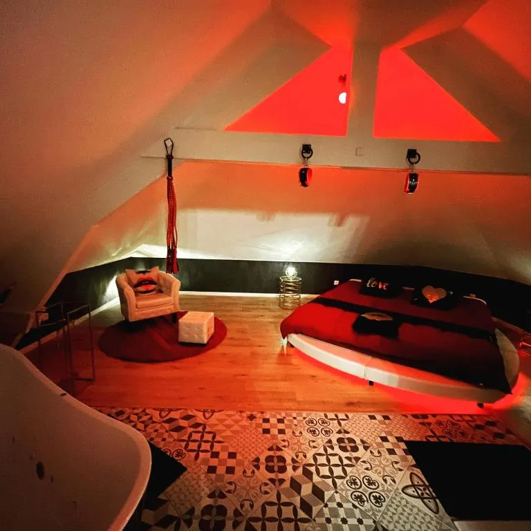 Redroom Loveroom à Douchy-les-Mines, photo 6