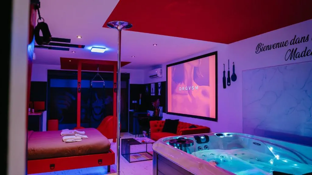 Love Room Very Good Trip, love room à Staple