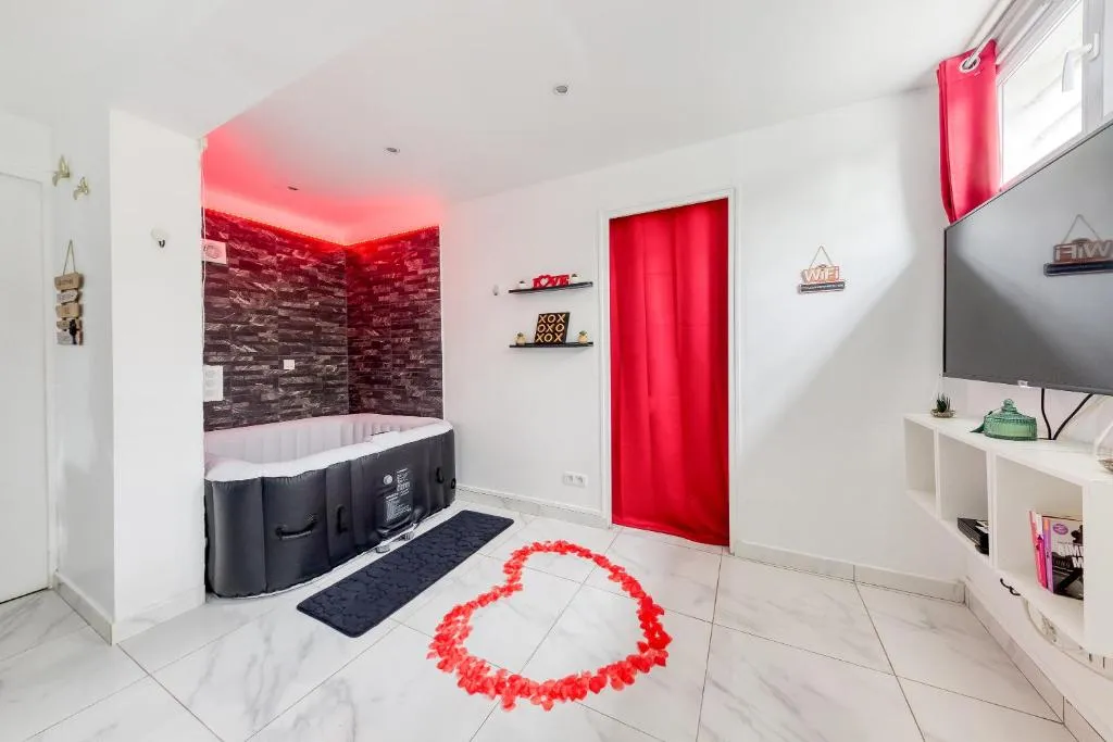 La Belle Hirondelle, love room à Morangis