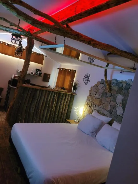 Love Room Danslesbois à Cuges-les-Pins, photo 2