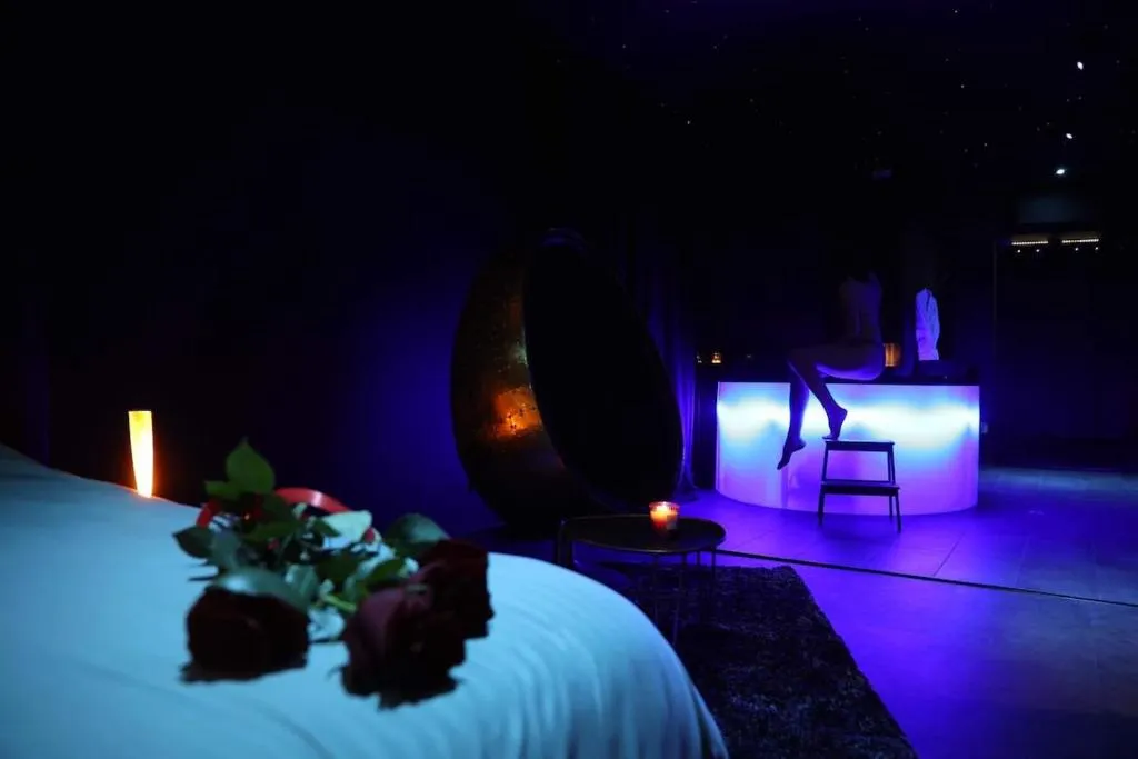 Love Room Jacuzzi Privatif à Saint-Georges-sur-Moulon, photo 7