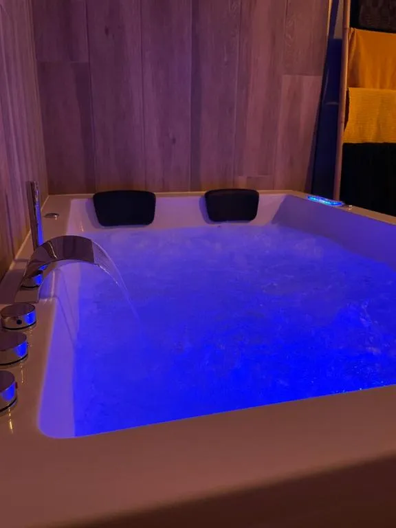 Studio Jacuzzi Love Room, love room à Sacquenville