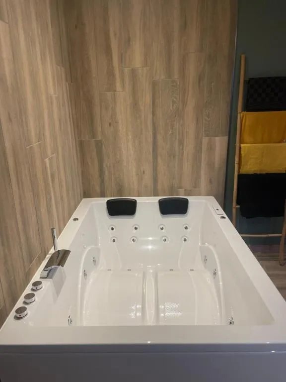 Studio Jacuzzi Love Room à Sacquenville, photo 7