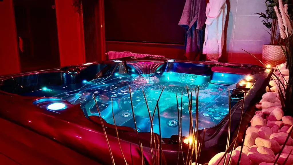 Suite Jacuzzi et Sauna Privés, love room à Évreux
