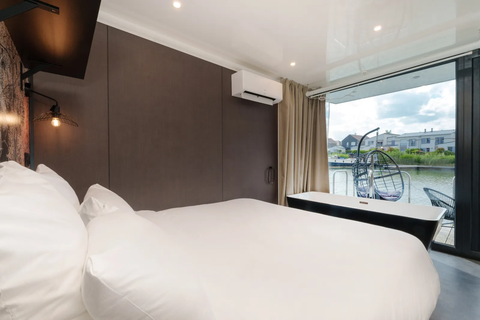 Suite flottante King Balnéo et Sauna, hébergement sur l’eau à L'Isle-Adam