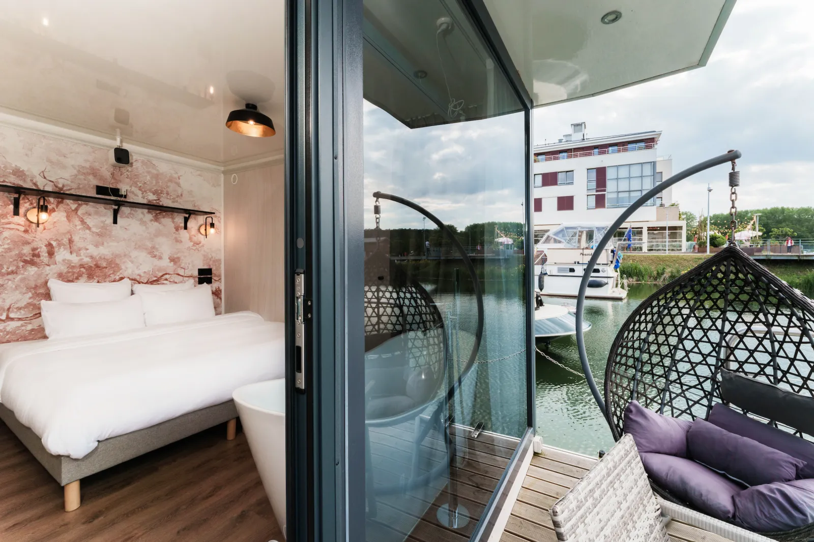 Suite flottante King Balnéo Hamac, hébergement sur l’eau à L'Isle-Adam