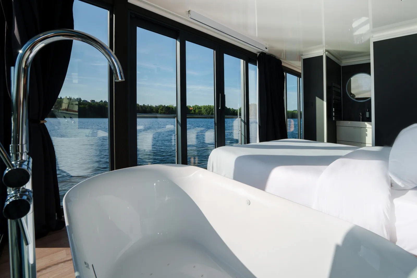 Suite flottante Panoramique King Balnéo, hébergement sur l’eau à Saint-Martin-la-Garenne