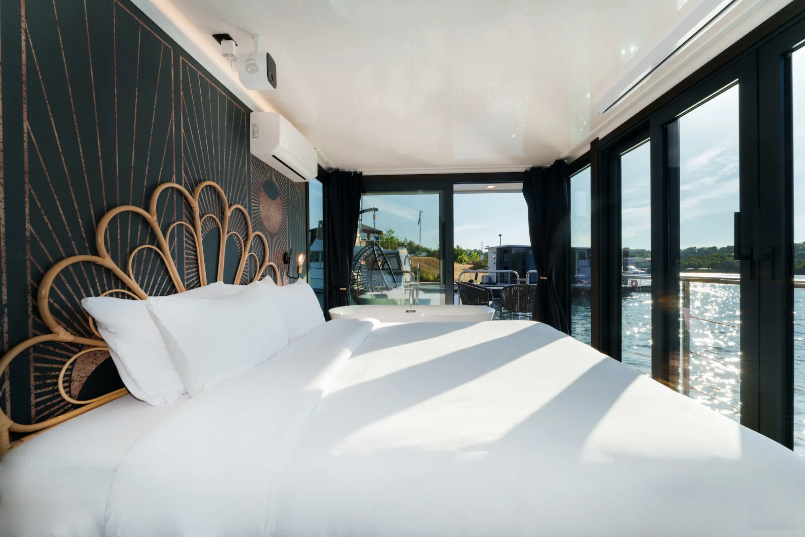 Suite flottante Panoramique King Balnéo à Saint-Martin-la-Garenne, photo 2