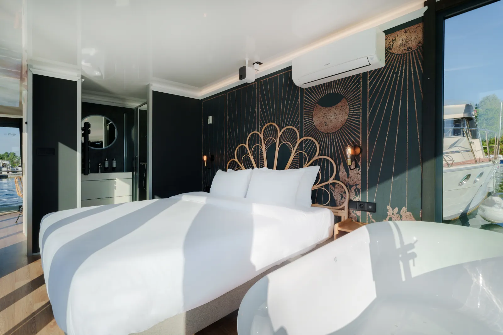 Suite flottante Panoramique King Balnéo à Saint-Martin-la-Garenne, photo 3