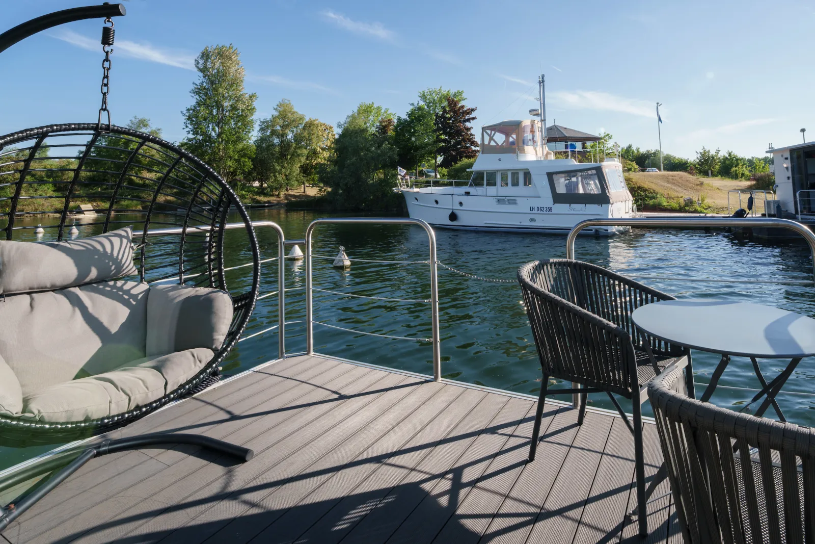 Suite flottante Panoramique King Balnéo à Saint-Martin-la-Garenne, photo 4