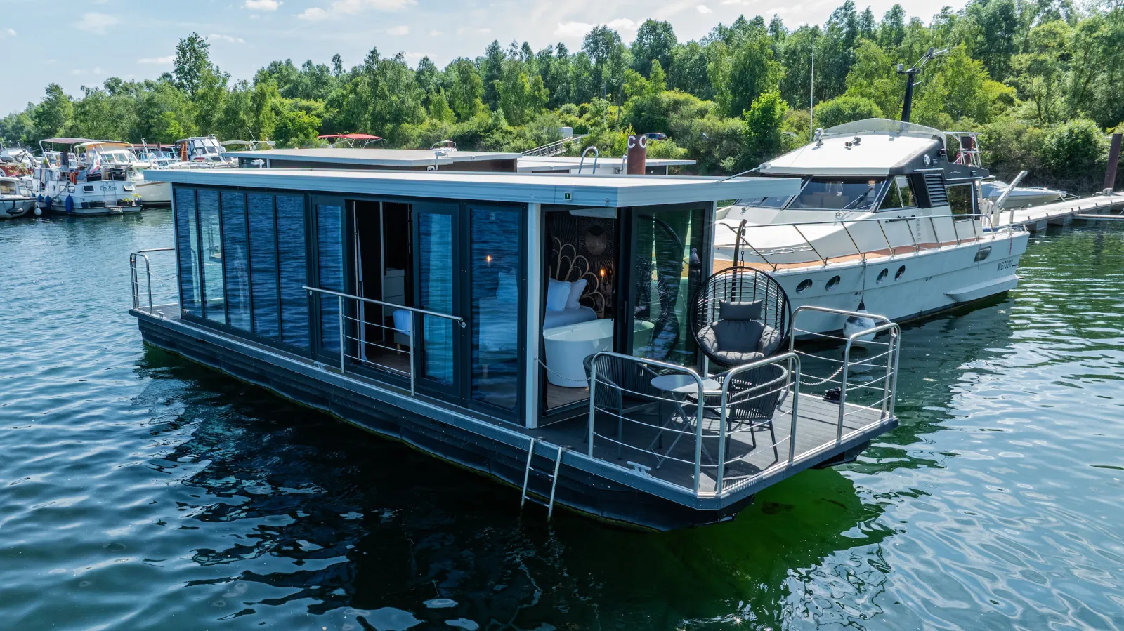Suite flottante Panoramique King Balnéo à Saint-Martin-la-Garenne, photo 7