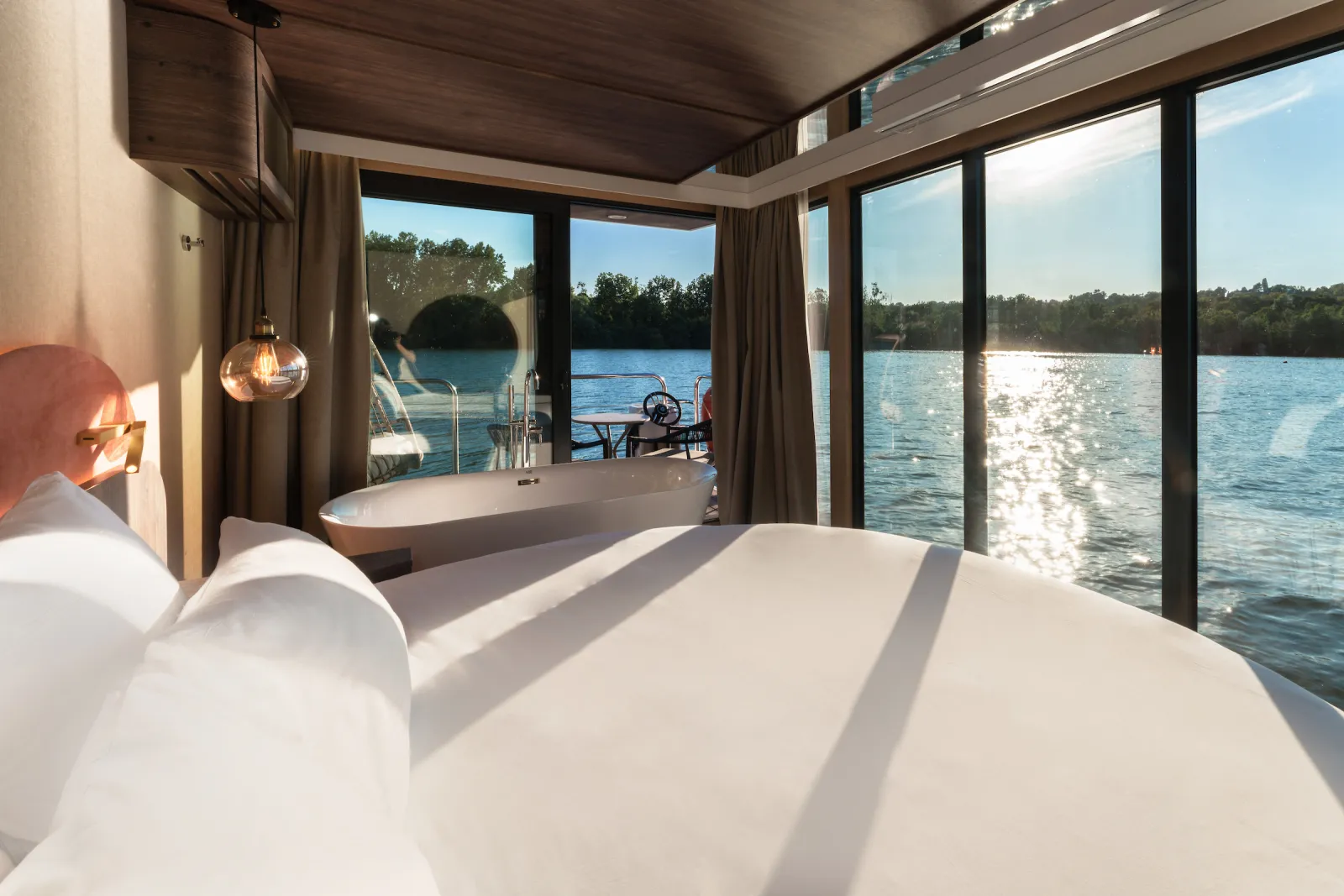 Suite flottante Panoramique Lit rond, hébergement sur l’eau à Saint-Martin-la-Garenne