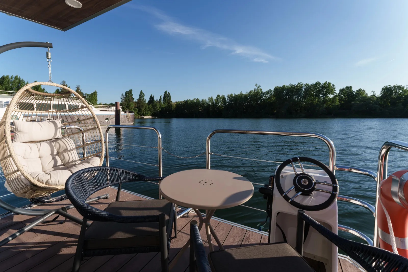 Suite flottante Panoramique Lit rond à Saint-Martin-la-Garenne, photo 3