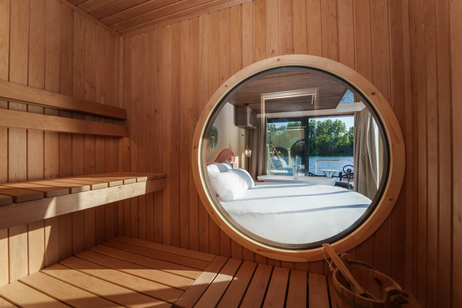 Suite flottante Panoramique Lit rond à Saint-Martin-la-Garenne, photo 6