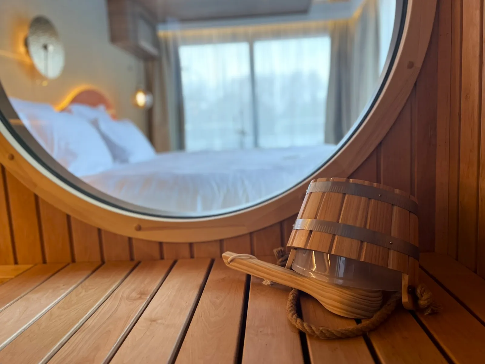 Suite flottante Panoramique Lit rond à Saint-Martin-la-Garenne, photo 7