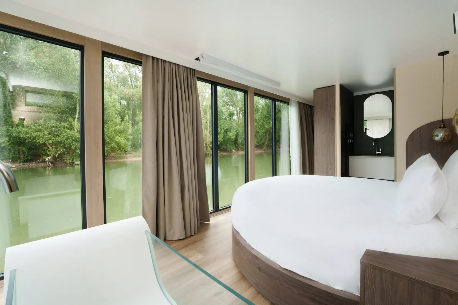 Suite flottante Panoramique Poissy, hébergement sur l’eau à Poissy