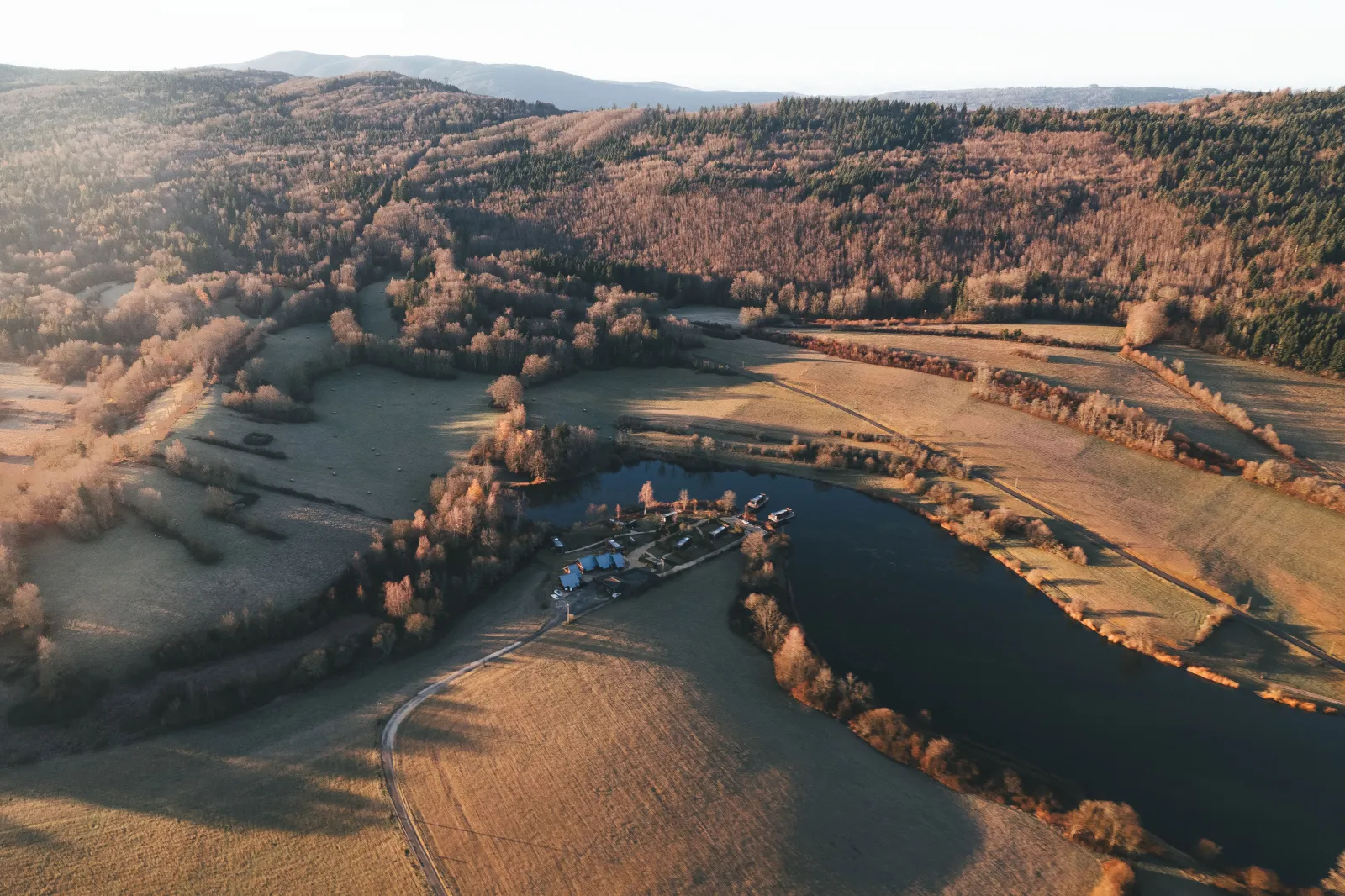 Lodge Duo sur terre Étang, cabane à Plateau d'Hauteville