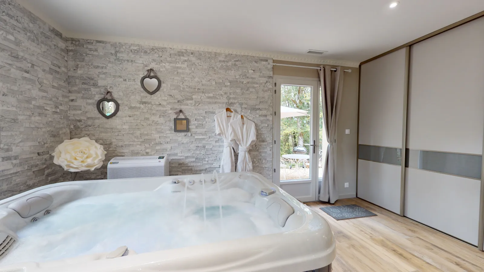 Gîte Romantique et Spa, suite avec spa à Saint-Chamassy