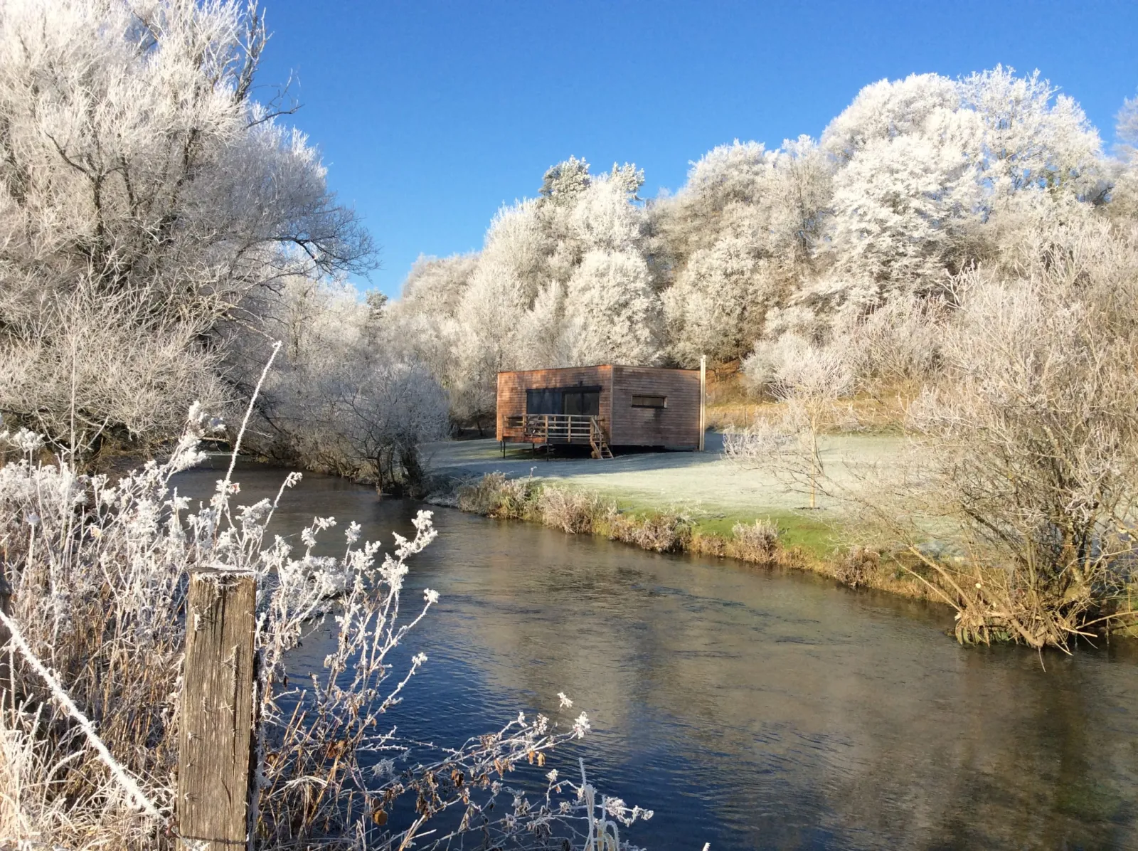 Le Cube du Pont de la Roche, cabane à Frénois